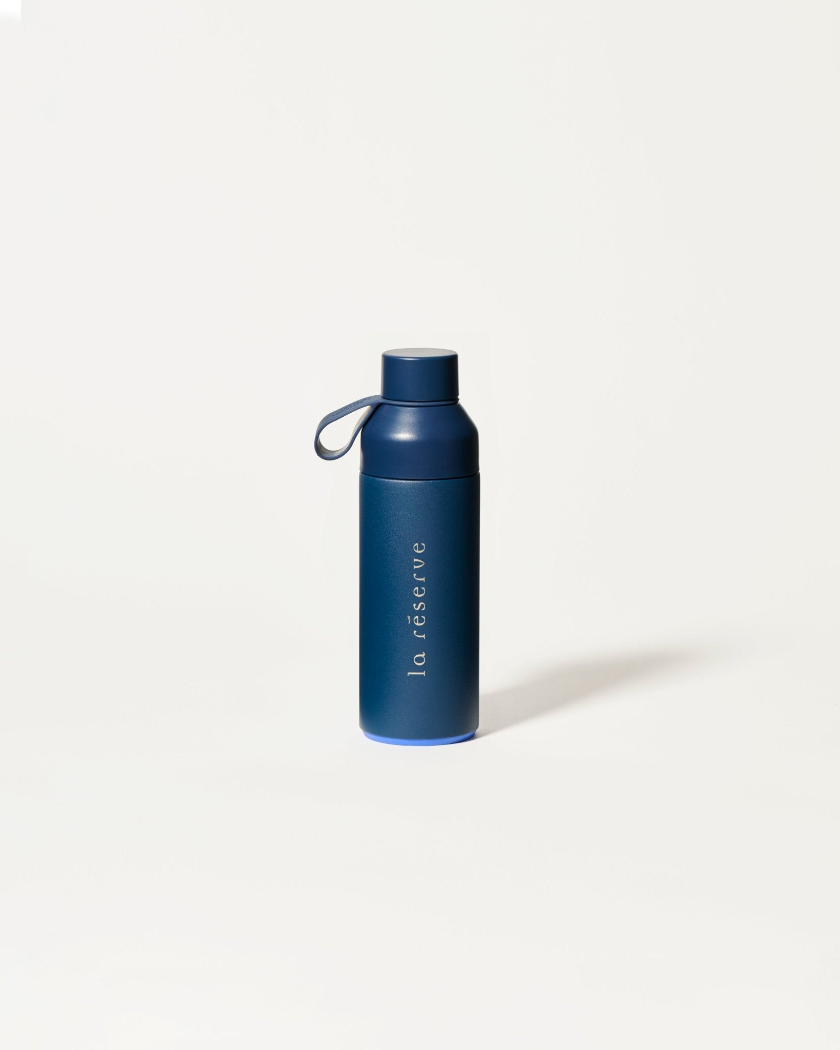 Gourde Bleu Marine - La Réserve x Ocean Bottle - La Réserve Boutique